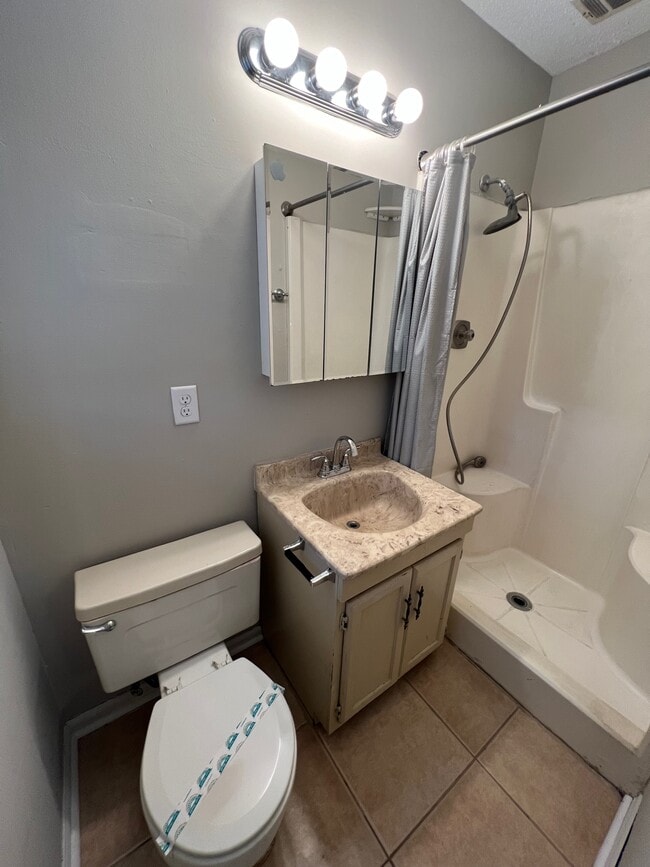 Building Photo - 811 Robin Hood Trail