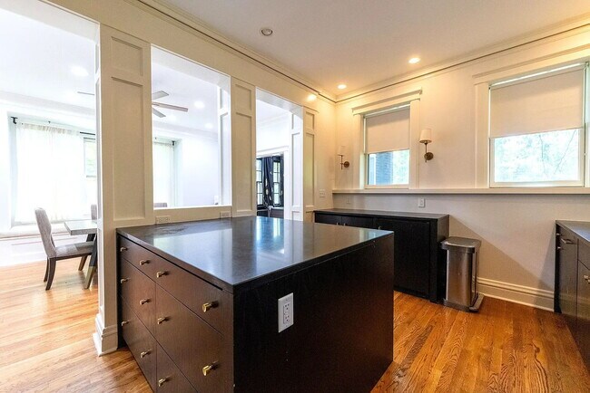 Foto del edificio - Gorgeous U-City Pershing Ave 4 bedroom/3 bath GEM - Fully Furnished with CLASS AND ELEGANCE - Mus...