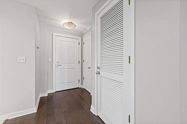 Building Photo - 3338 Peachtree Rd NE