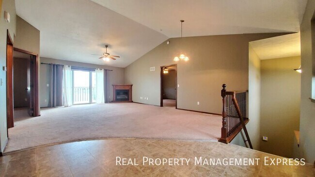 Building Photo - 2 Bed 2 Bath Townhouse with a View in West...