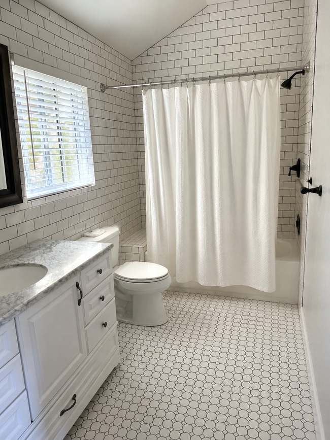Classic renovated bathroom - 820 Occidental Way