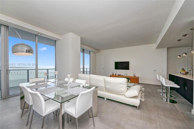 Building Photo - 1300 Brickell Bay Dr