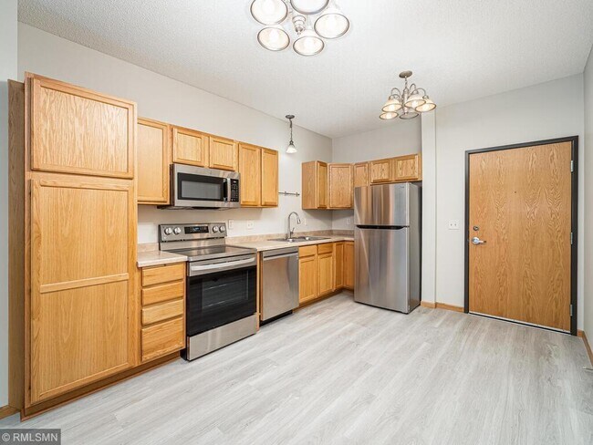 Building Photo - 1590 Parkwood Dr