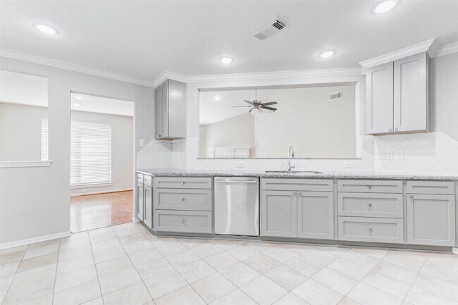 Foto del edificio - 2410 Clear Ridge Dr