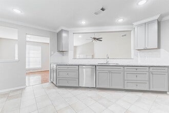 Building Photo - 2410 Clear Ridge Dr