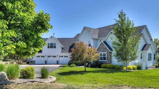 Building Photo - Welcome to Running Ridge.... Fully Furnished Luxury Home!