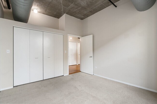 Building Photo - 933 W Van Buren St