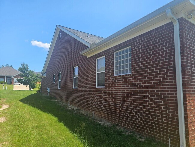 Foto del edificio - 4 Bedroom Brick Ranch