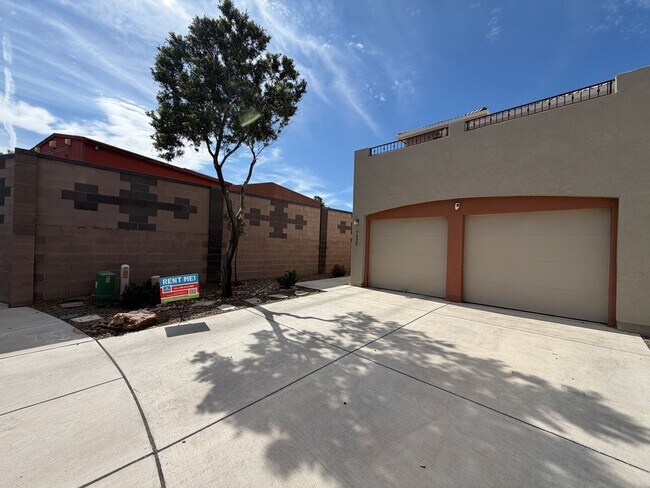 Foto del edificio - 7420 Tangerine Ct NE