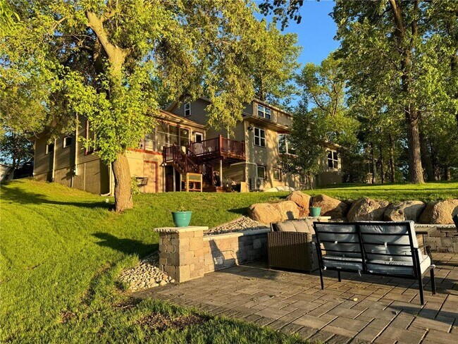 Foto del edificio - 1409 Hoot Lake Dr