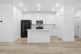 Building Photo - 475 W 60 S