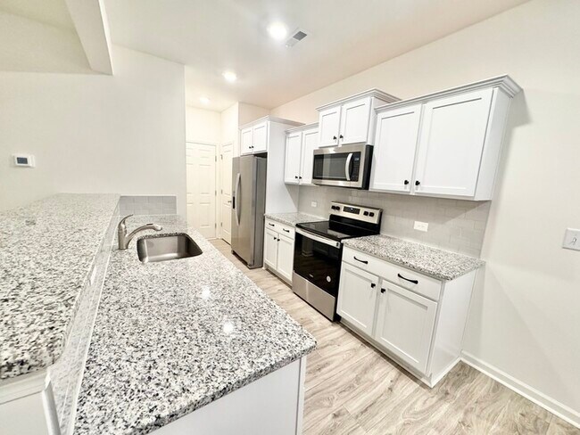 Foto del edificio - Three bedroom 2 1/2 bath near the I 40 and the I 77