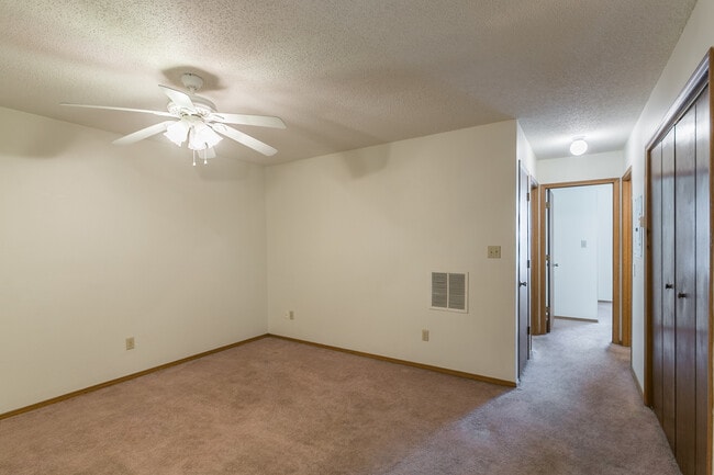 Building Photo - 2 Bedroom Apartment- Pre-lease for Next se...