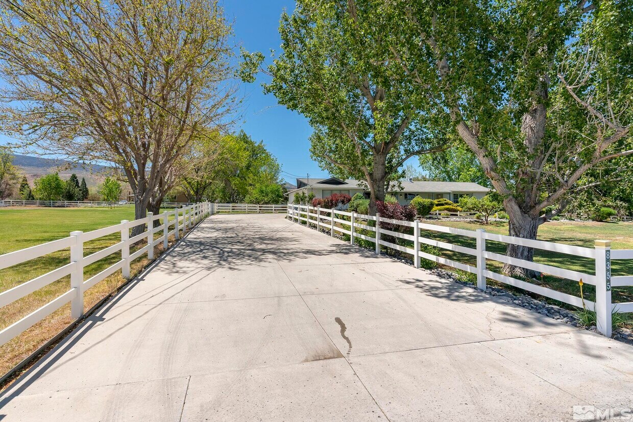 Foto principal - 8355 Lakeside Dr