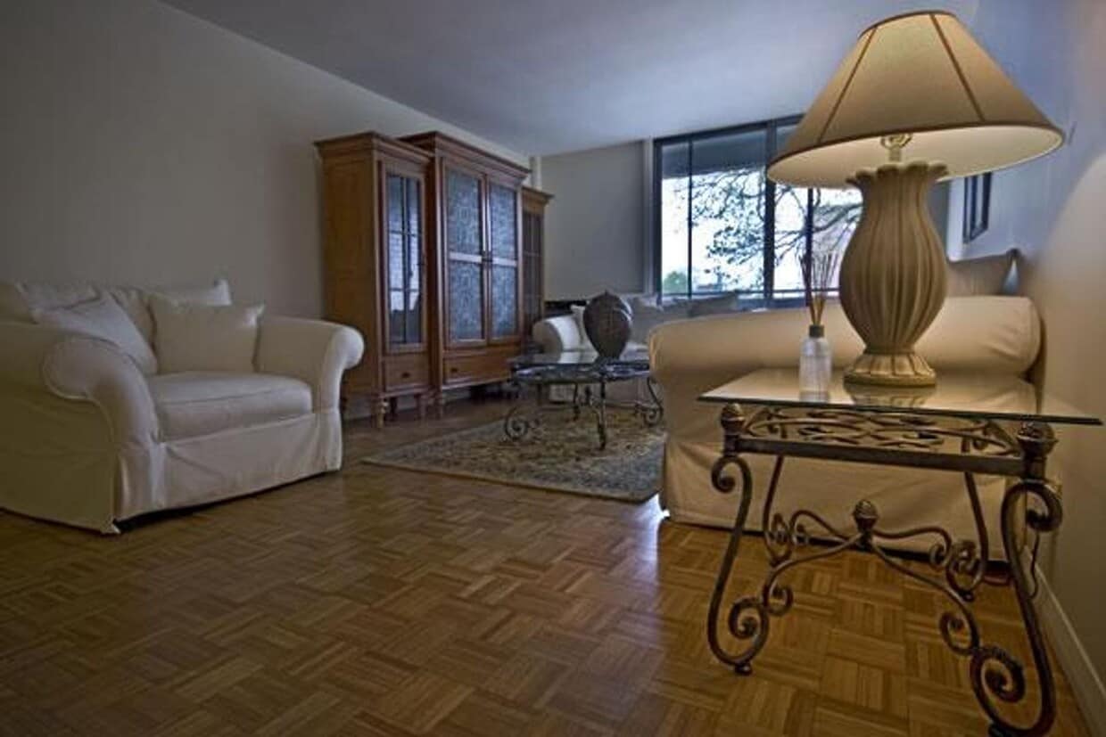 Regency Building, Huge bedrooms and Living room, balcony, Roofdeck, Laundry AC Heat Inc St Es Ho... - Regency Building,  Huge bedrooms and Livin...