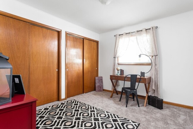 Building Photo - Meadow Park Apartments | Specials Available!