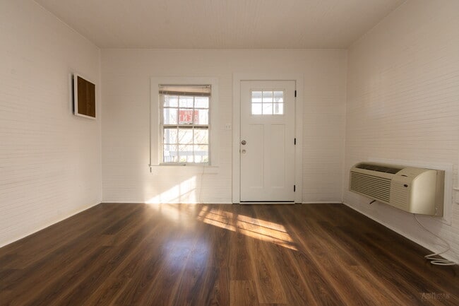 Building Photo - 1022 Kent St