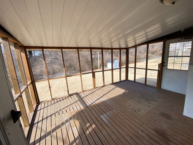 Foto del edificio - Charming 3 Bedroom with Great Yard