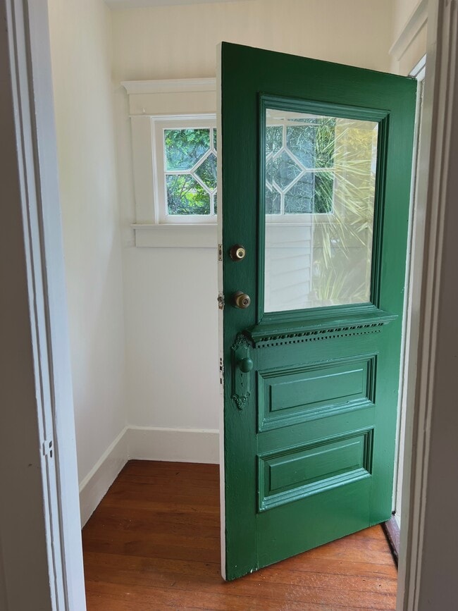 Foyer - 1644 Maltman Ave