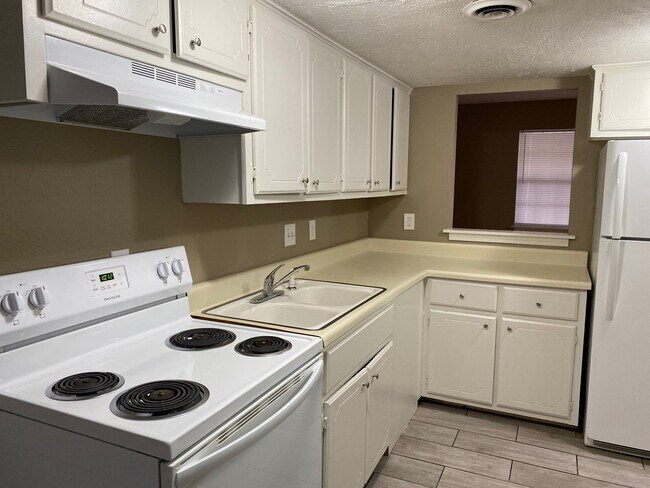 Building Photo - 29 Woodmont Dr