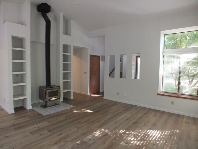 Building Photo - Cameron Park 2/2 1600 sf hidden gem!