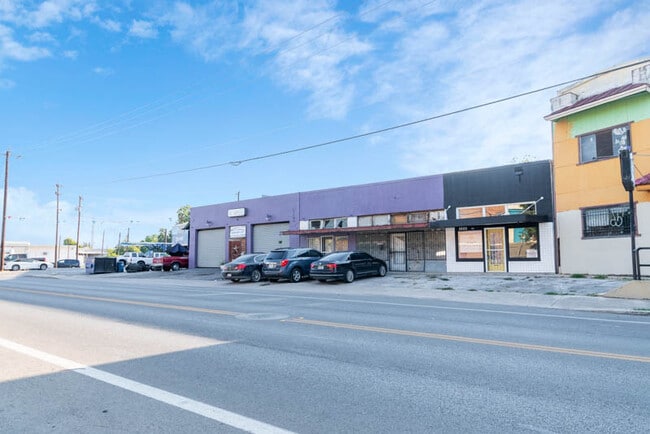 Building Photo - 2505 S Presa St