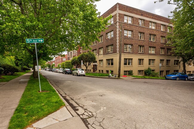 Building Photo - Beautiful 2BR/2BA Queen Anne Condo - Avail...