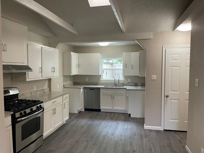 Building Photo - 215 Collins Dr