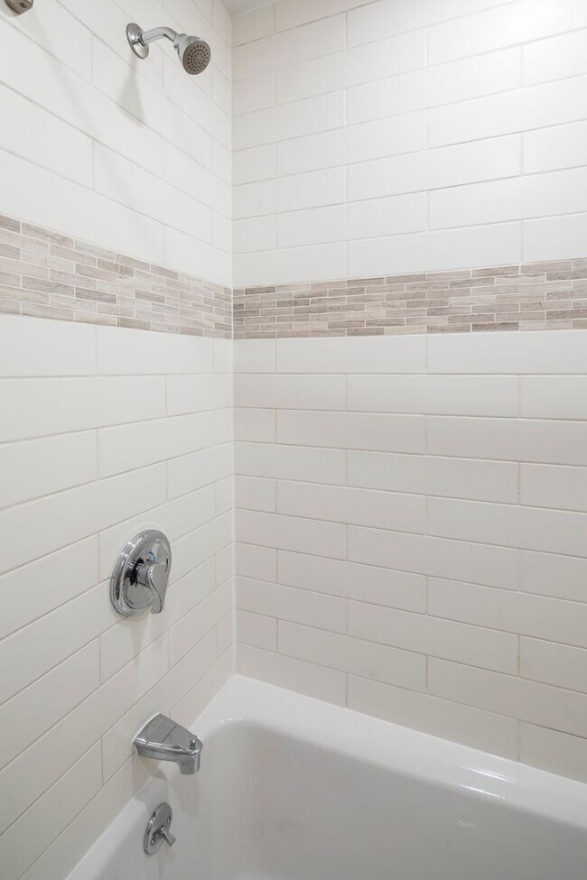 Foto del interior - Westwood Manor: In-Unit Washer & Dryer, Co...
