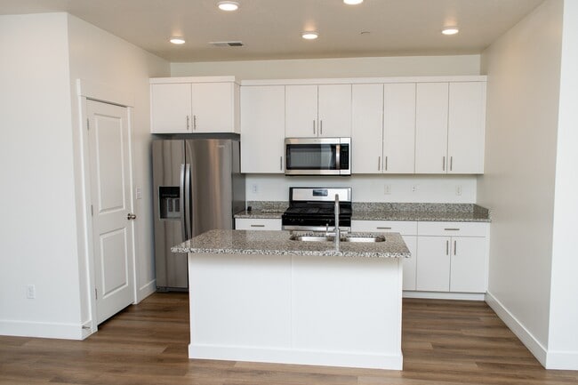 Building Photo - 459 W 15 S