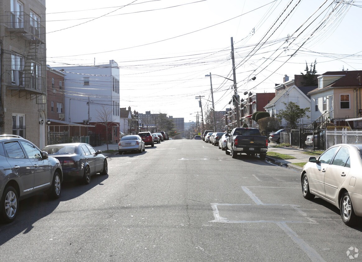 Building Photo - 919 E 229th