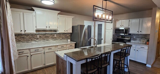 Foto del edificio - Stunning 4-bedroom, 2.5-bathroom home near...