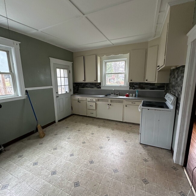 Kitchen - 18 Harris St