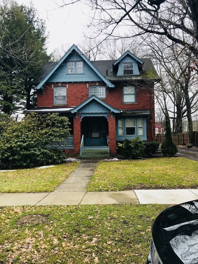 Primary Photo - 230 E Hazelcroft Ave