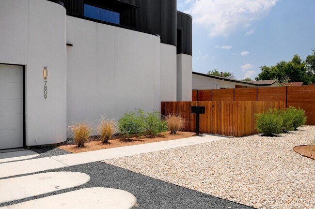 Foto del edificio - 7809 Woodrow Ave