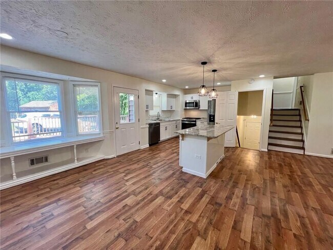Building Photo - 4005 Shallowford Rd