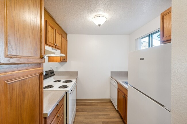 Downstairs 699sqft Kitchen - Sawyer Pointe Apartments