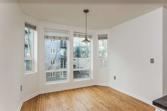 Foto del edificio - Belltown Condo with Utilities, Parking & Amenities Included