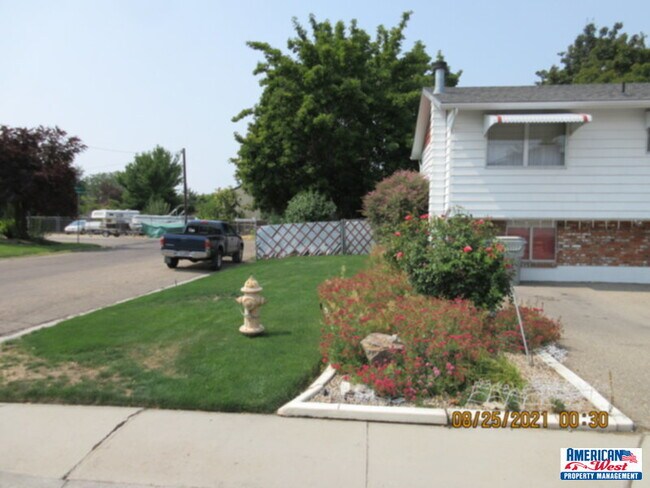 Building Photo - Clean older 5 bedroom Split Level with Charm!