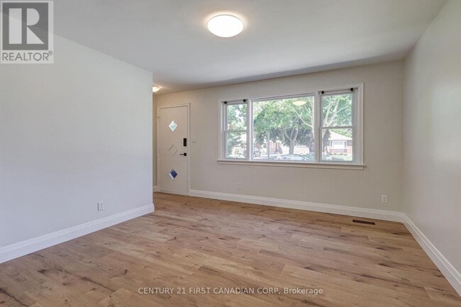 Photo du bâtiment - 1805 Whitehall Dr