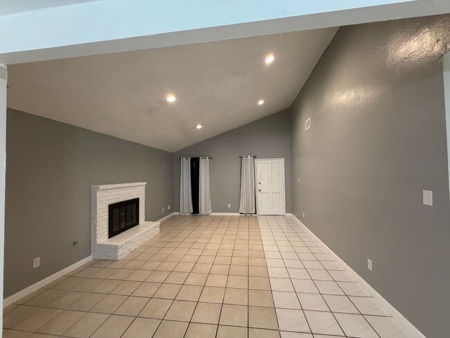 Building Photo - Move in ready 3 Bd 2BA home in upper NE Bakersfield