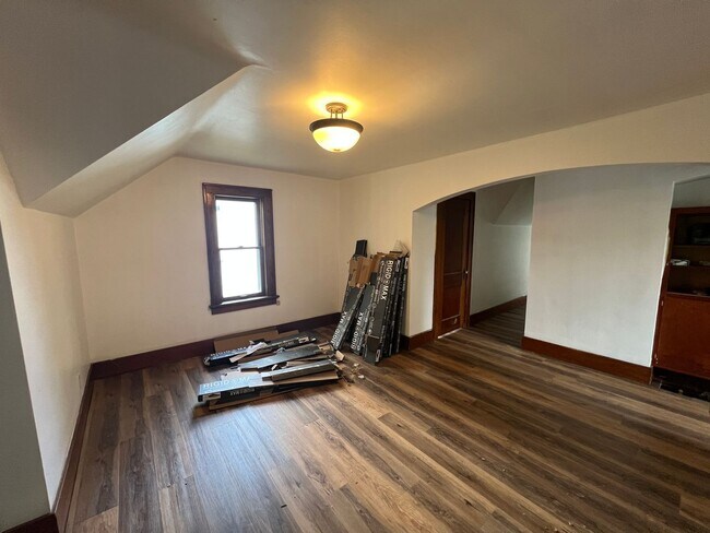 Building Photo - 1031 S 5th Ave
