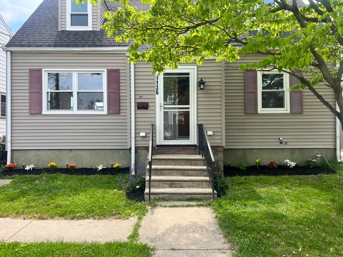 Primary Photo - 1136 Logan Ave