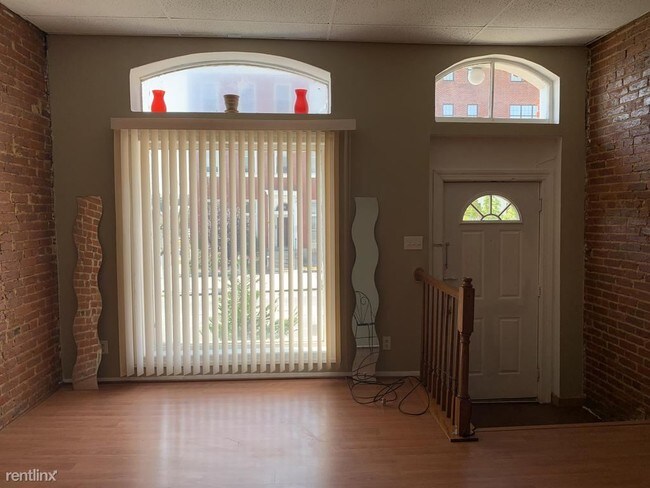 Foto del edificio - 1 br, 1 bath Apartment - 2103 Maryland Ave