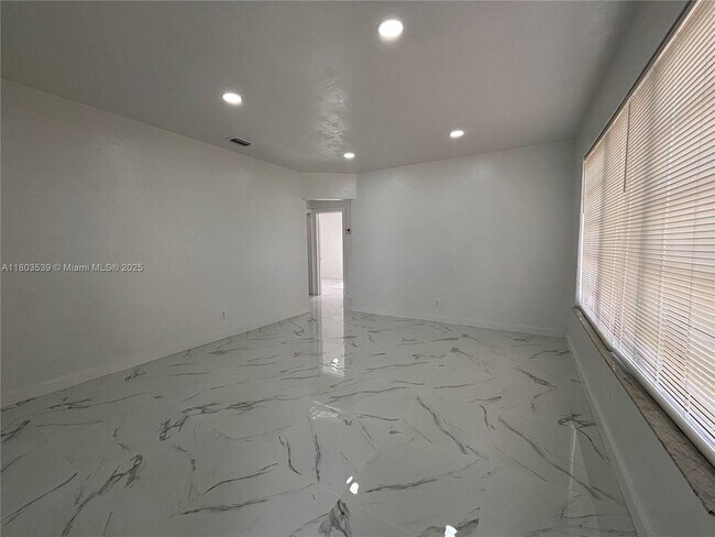Foto del edificio - 191 W 59th St