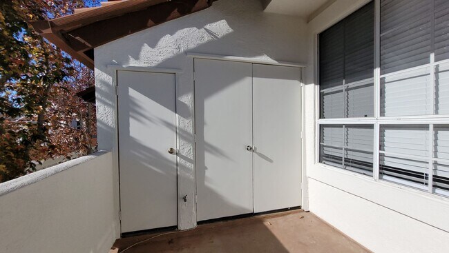 Building Photo - Canyon Bluffs Cutie - Newly Renovated