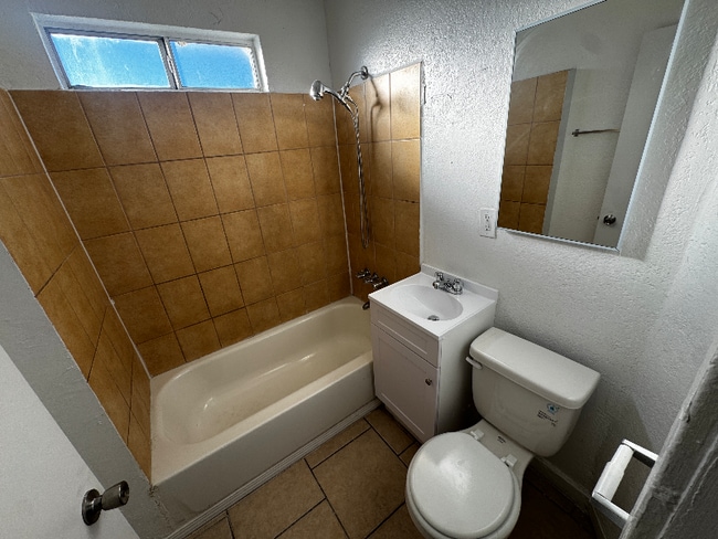 Foto del edificio - 536 W Marshall Blvd