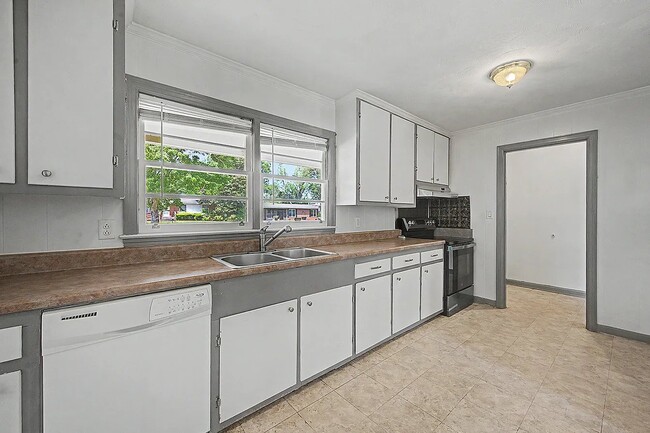 Building Photo - 2306 Pembroke Dr