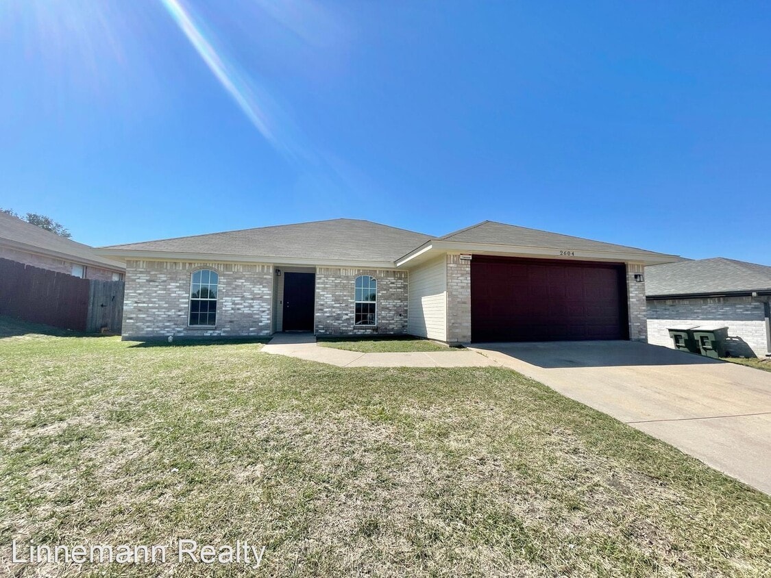 Primary Photo - 4 br, 2 bath House - 2604 Bigleaf Drive