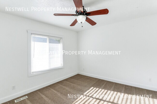 Building Photo - 370 400 S